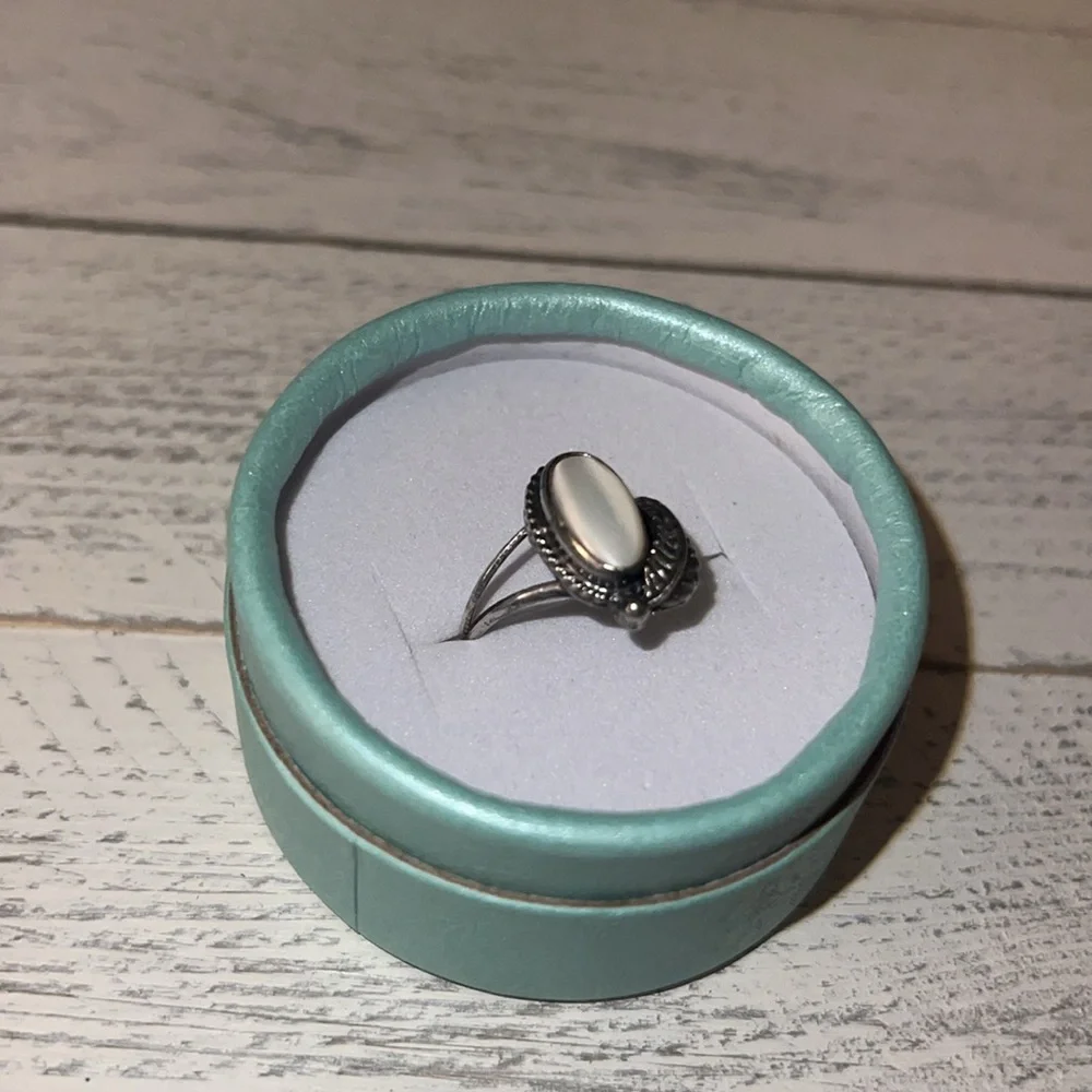 Native Mother of Pearl ring unmarked T17 2.7 grams Size 6 - Picture 3 of 7